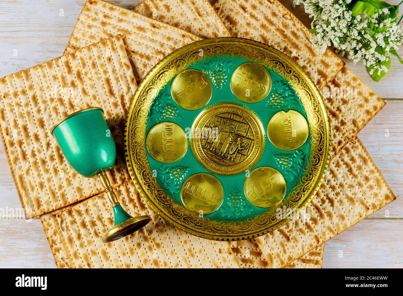 Matzah, kiddush et seder avec texte en hébreu oeuf, os, raifort, céleri maror charoset concept de Pâque Banque D'Images