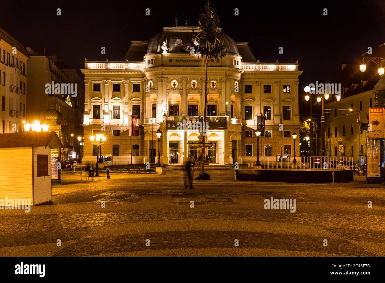 BRATISLAVA, SLOVAQUIE - 29 avril 2016 : l'extérieur du bâtiment historique du Théâtre national slovaque la nuit. Les gens peuvent être vus. Banque D'Images