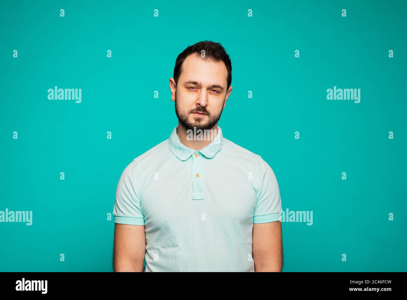 Joyeux millennan Caucasien gars isolé sur fond bleu studio souriant, positif jeune homme dans des vêtements décontractés. Banque D'Images