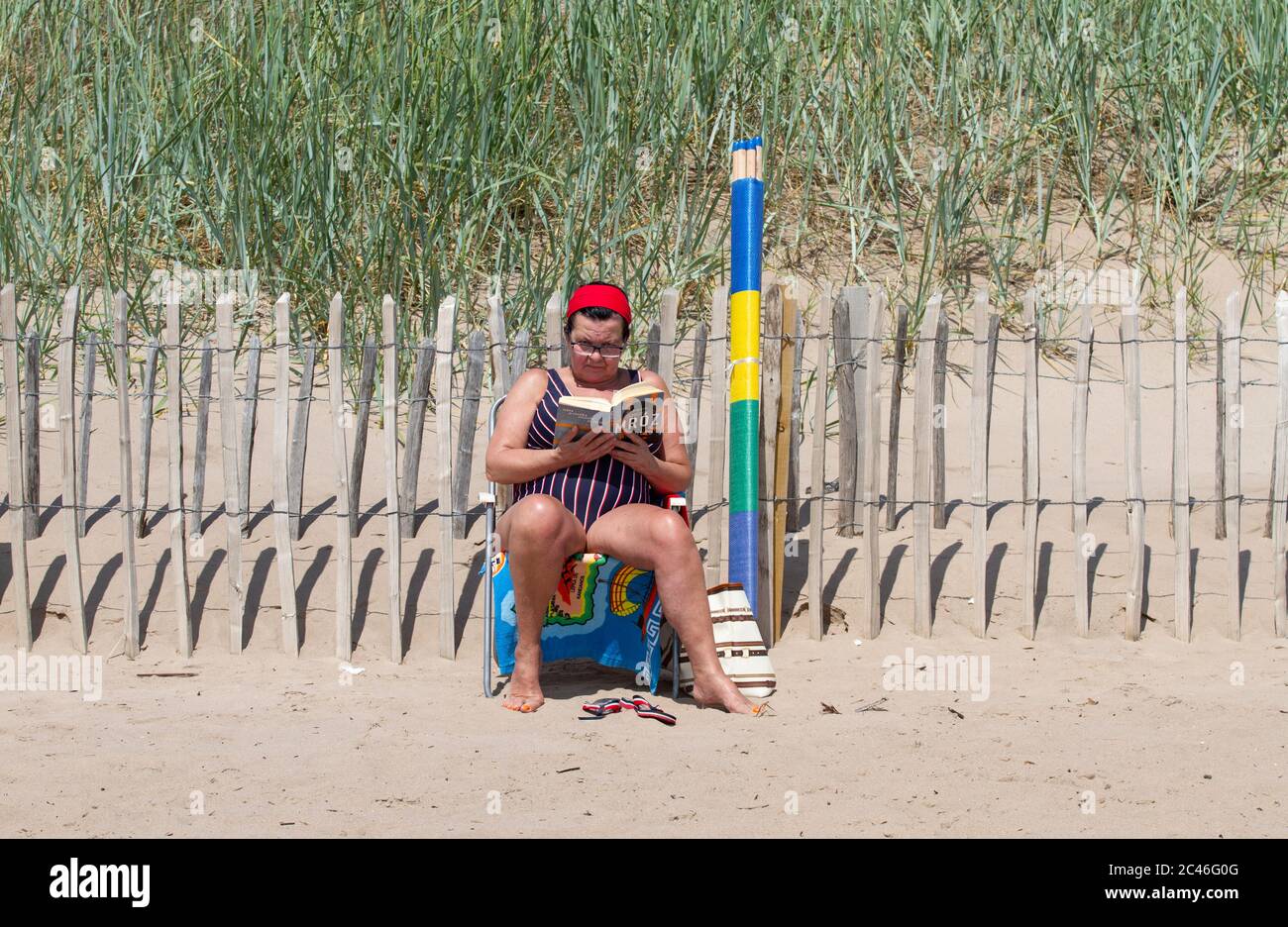 Dundee, Tayside, Écosse, Royaume-Uni. 24 juin 2020. Météo au Royaume-Uni : vague de chaleur balayant le nord-est de l'Écosse avec une température maximale de 26 °C. Aujourd'hui, le gouvernement écossais a assoupli le verrouillage Covid-19 distance de 2 mètres permettant aux gens de socialiser davantage sur les plages et les endroits de beauté. Les résidents locaux prennent la journée pour profiter du soleil brûlant et du soleil et être avec la famille et les amis le long de la plage Broughty Ferry à Dundee. Crédit : Dundee Photographics/Alamy Live News Banque D'Images