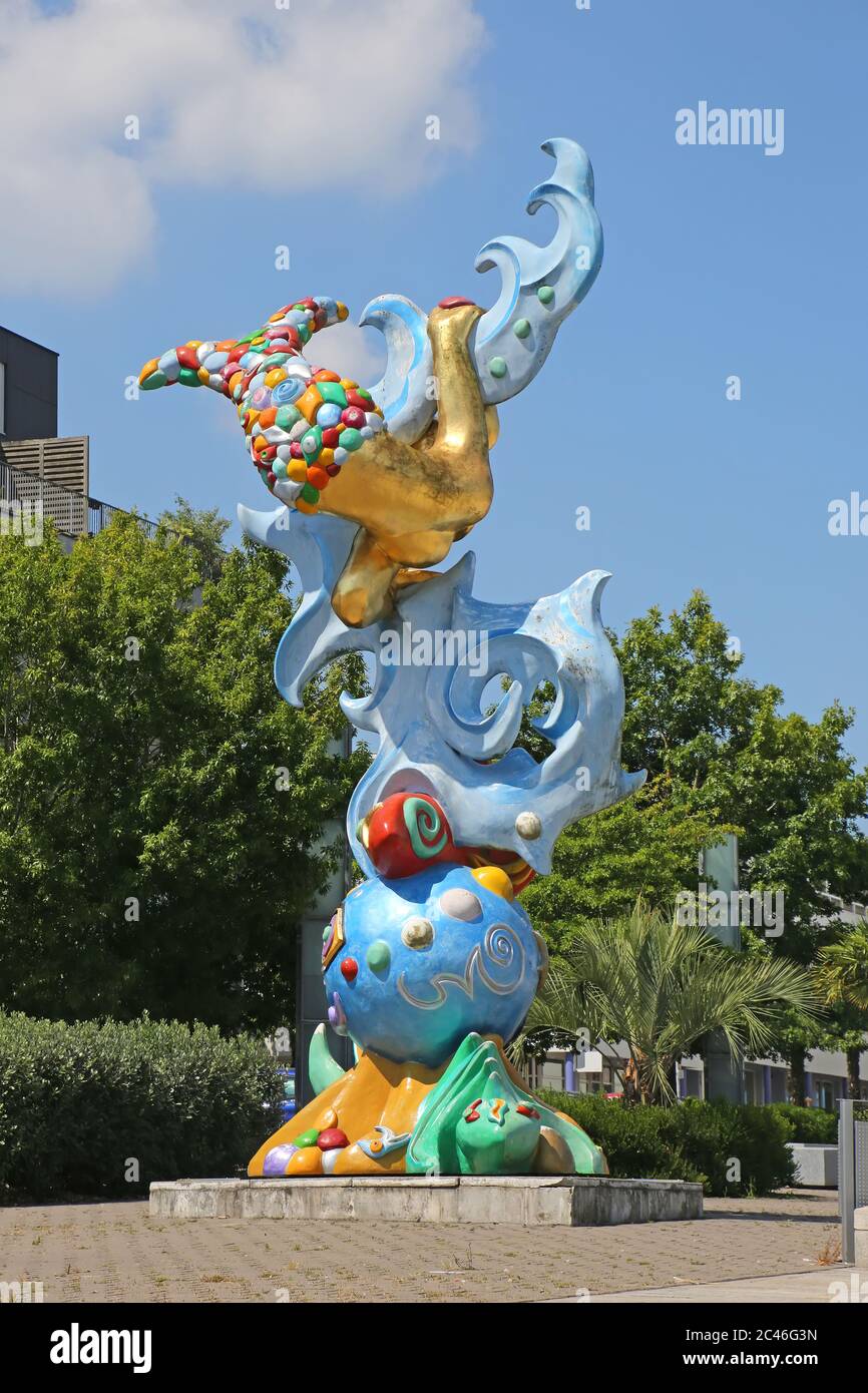 Une sculpture moderne de la sirène d'Art dans le centre-ville avec des bâtiments en arrière-plan, centre-ville de Saint Nazaire, Loire Atlantique, France. Banque D'Images