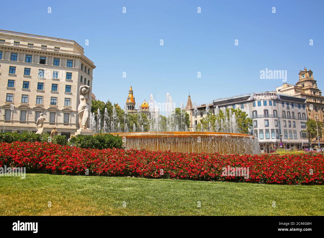 Belle fontaine et jardins au centre de la ville dans le centre-ville, Plaça de Catalunya ou place de Catalogne, Barcelone, Espagne. Banque D'Images