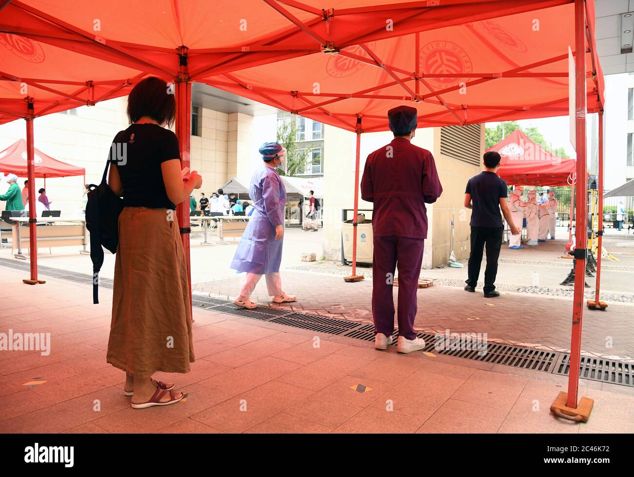 Pékin, Chine. 24 juin 2020. Les gens attendent en file d'attente pour recevoir le test sur un site de test d'acide nucléique à l'hôpital universitaire de Pékin, Beijing, capitale de la Chine, le 24 juin 2020. L'hôpital universitaire de Pékin a renforcé la gestion du site de test des acides nucléiques afin d'éviter les risques liés à la collecte de la foule. Crédit: REN Chao/Xinhua/Alay Live News Banque D'Images