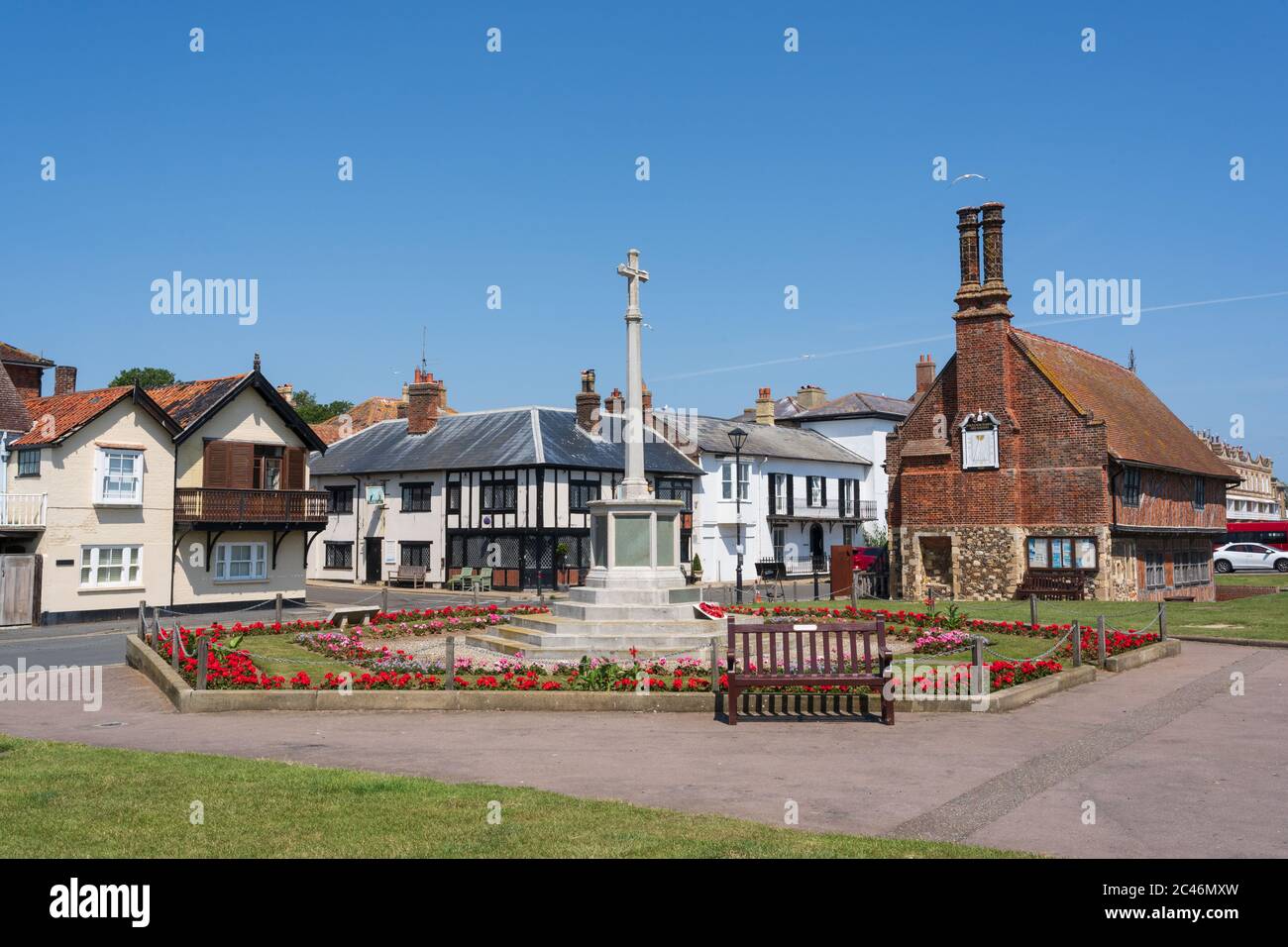 Vue sur le War Memorial, le Moot Hall et le pub Mill Inn à Aldeburgh, Suffolk. ROYAUME-UNI Banque D'Images