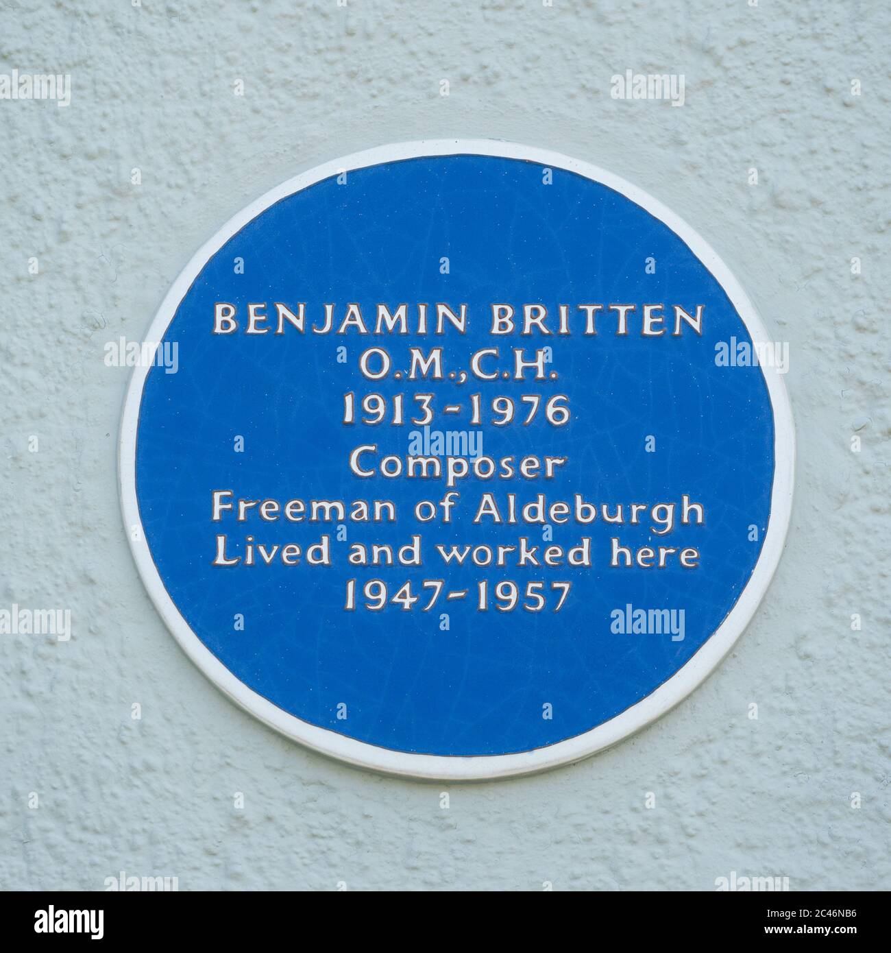 Plaque bleue indiquant où le compositeur Benjamin Britten a vécu et travaillé à Aldeburgh, Suffolk. ROYAUME-UNI. Banque D'Images