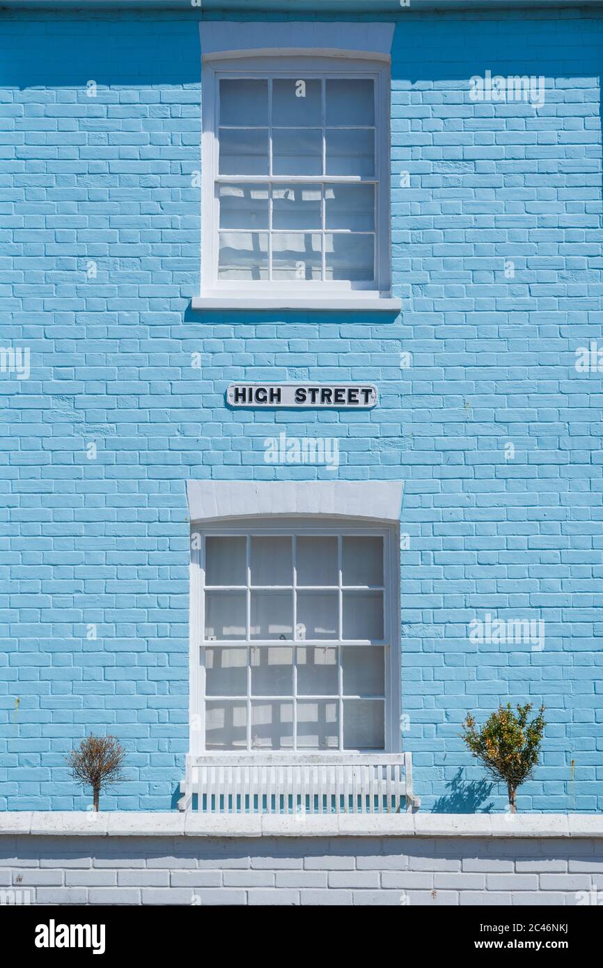 Extérieur de la vieille maison avec mur bleu pastel et cadres de fenêtre blancs avec High Street signe. Aldeburgh, Suffolk. ROYAUME-UNI Banque D'Images