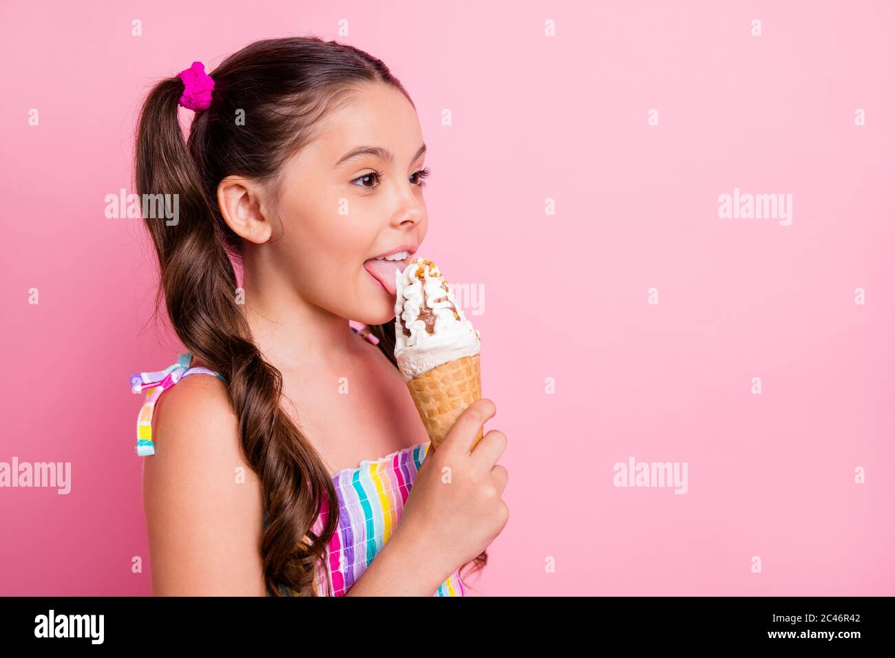 Profil Photo De Belle Petite Dame Deux Queues Longues Cute Tenir Grand Cone Glace Creme Delicieux Dessert Languette Essayez Vanille Gout Porter Robe D Ete Photo Stock Alamy