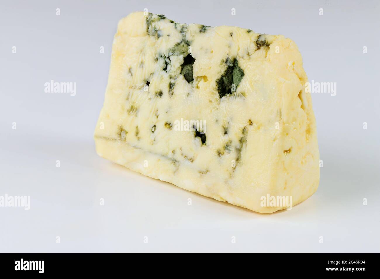 Morceau de stilton bleu de fromage d'Angleterre sur fond blanc isolé. Banque D'Images