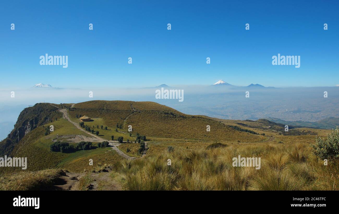 Vue sur la ville de Quito avec le volcan Cotopaxi et Antisana en arrière-plan vu depuis le Rucu Pichincha - Equateur Banque D'Images