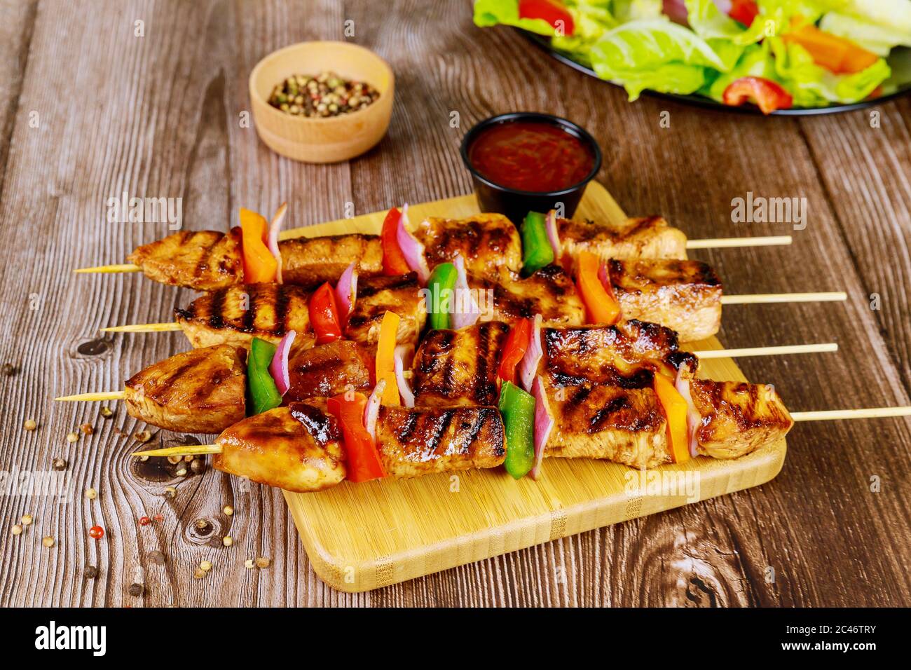 Poulet grillé teriyaki sur brochette de bois et sauce chaude. Banque D'Images