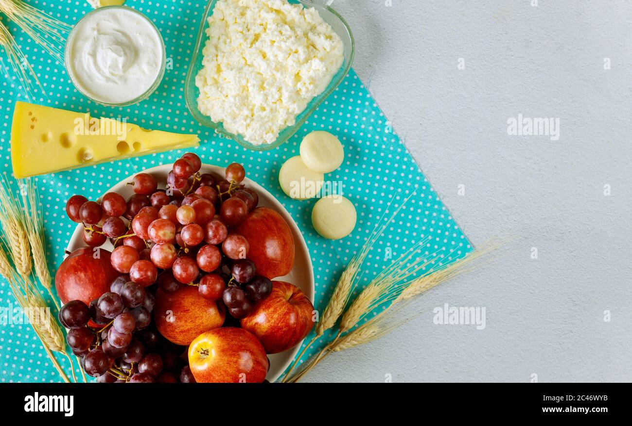 Lait de pomme, de raisin et de produits laitiers, fromage cottage pour les vacances juives de shavuot. Banque D'Images