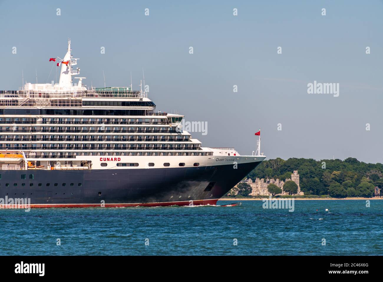 Southampton, Royaume-Uni. Mercredi 24 juin 2020. Le MS Queen Victoria de Cunard quitte le port de Southampton pour être amarré à Poole Bay près de Bournemouth. Château de Netley en arrière-plan. Credit: Thomas Faull/Alay Live News Banque D'Images