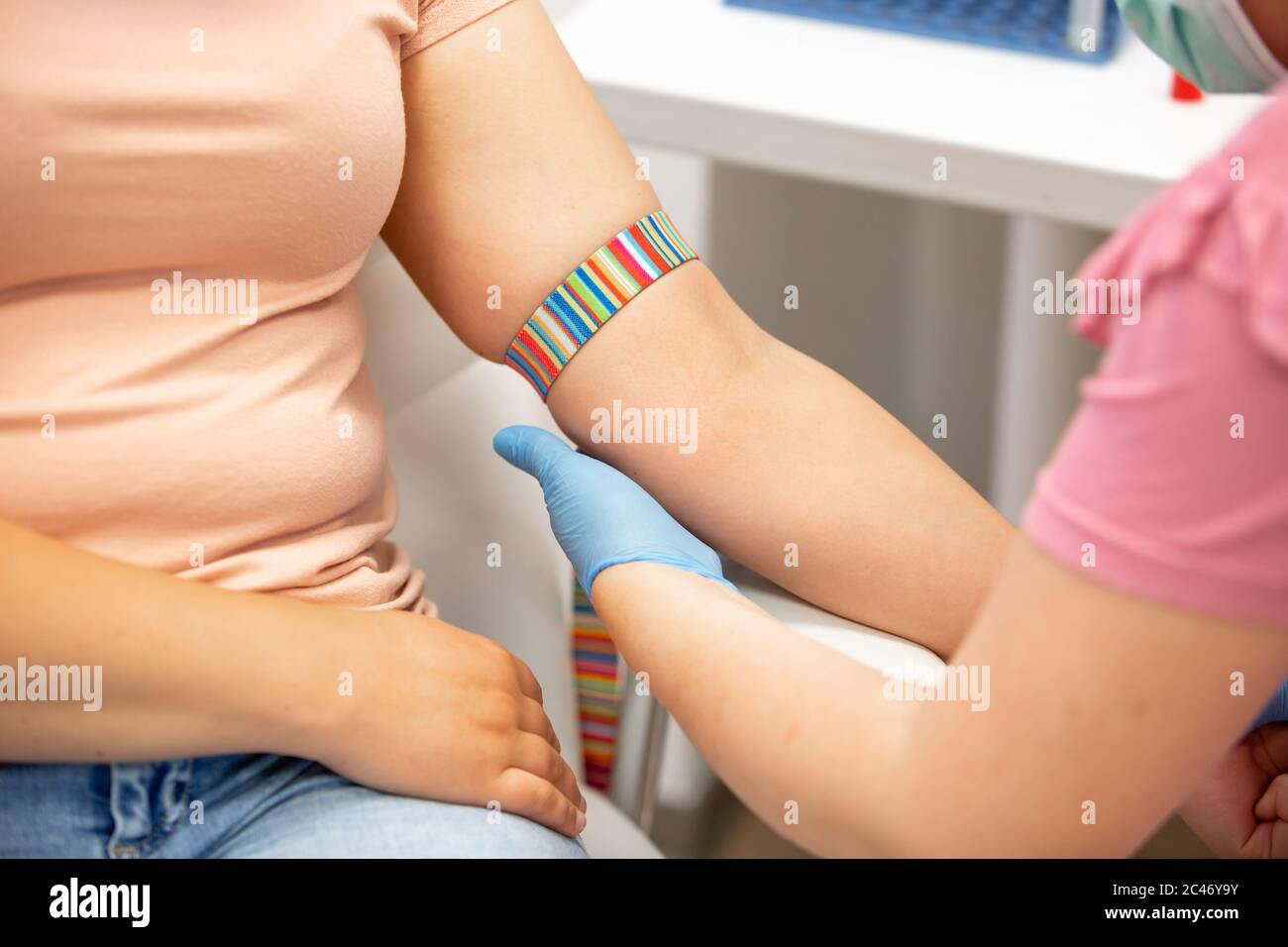 Prélèvement sanguin, infirmière prenant du sang d'une veine, soins de santé et concept médical Banque D'Images