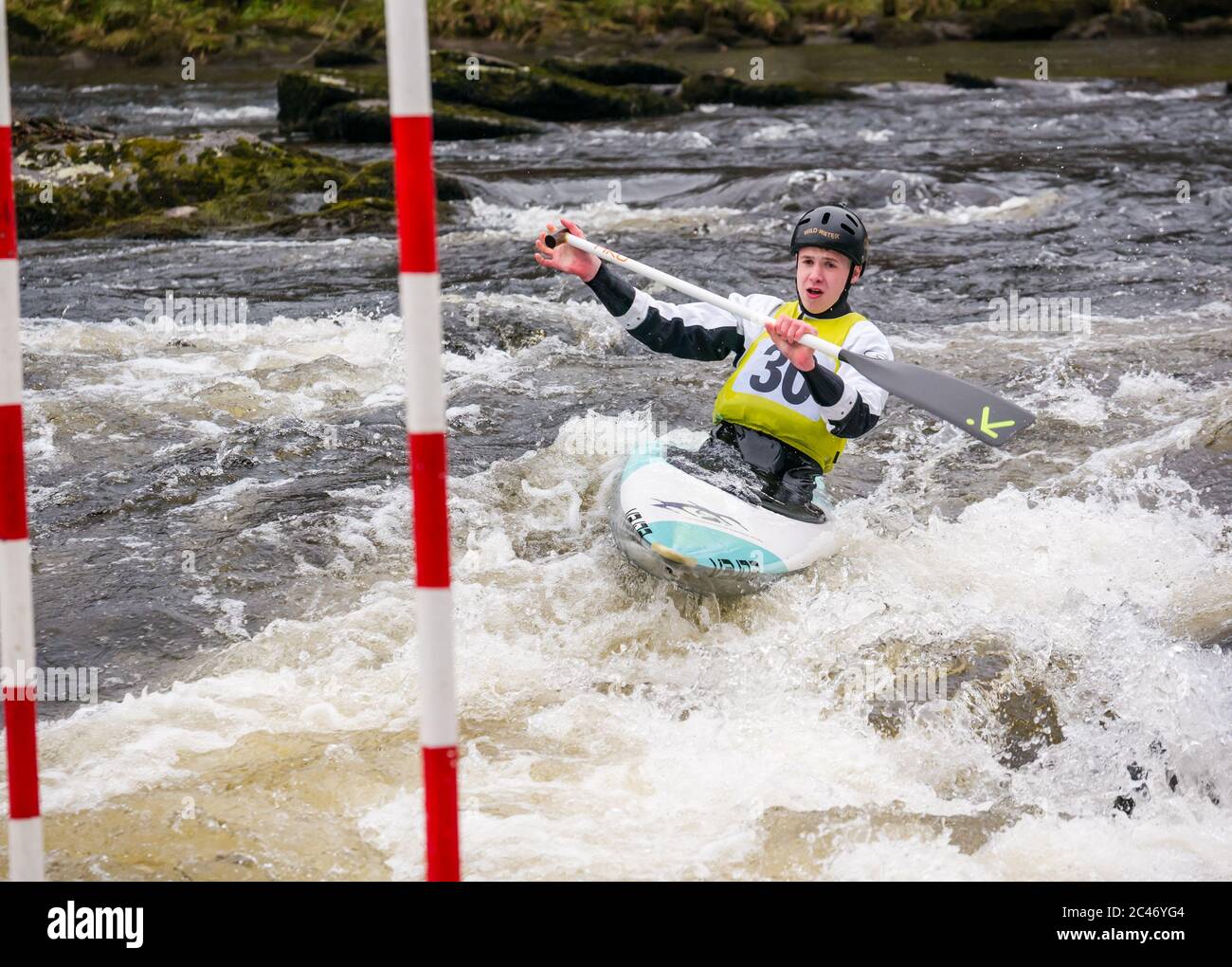 Premier Canoe Slalom: Iain McBride de Bredalbane Canoe Club concurrence dans le C1 sur la rivière Tay, Grandtully, Perthshire, Écosse, Royaume-Uni Banque D'Images