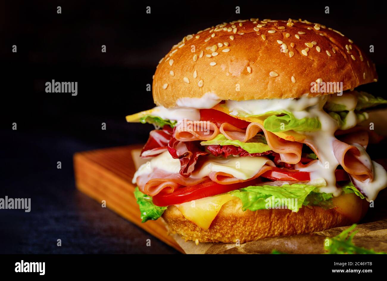 Sandwich avec jambon, laitue, fromage et tomate. Gros plan. Banque D'Images
