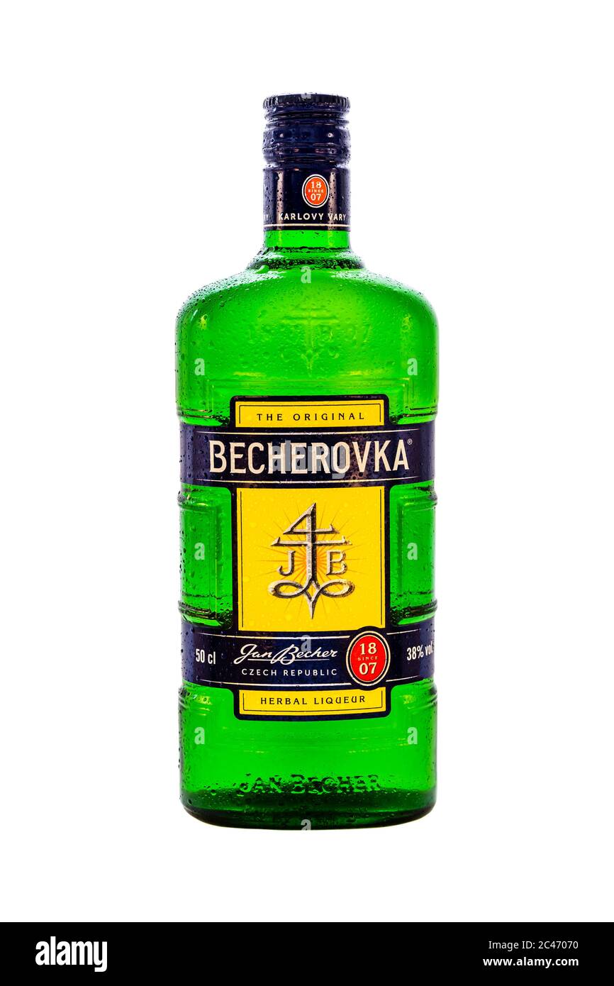 Minsk, Bélarus - 04.01.2020: Photo verticale de la bouteille de liqueur à base de plantes BECHEROVKA d'origine recouverte de gouttes d'eau isolées sur blanc Banque D'Images
