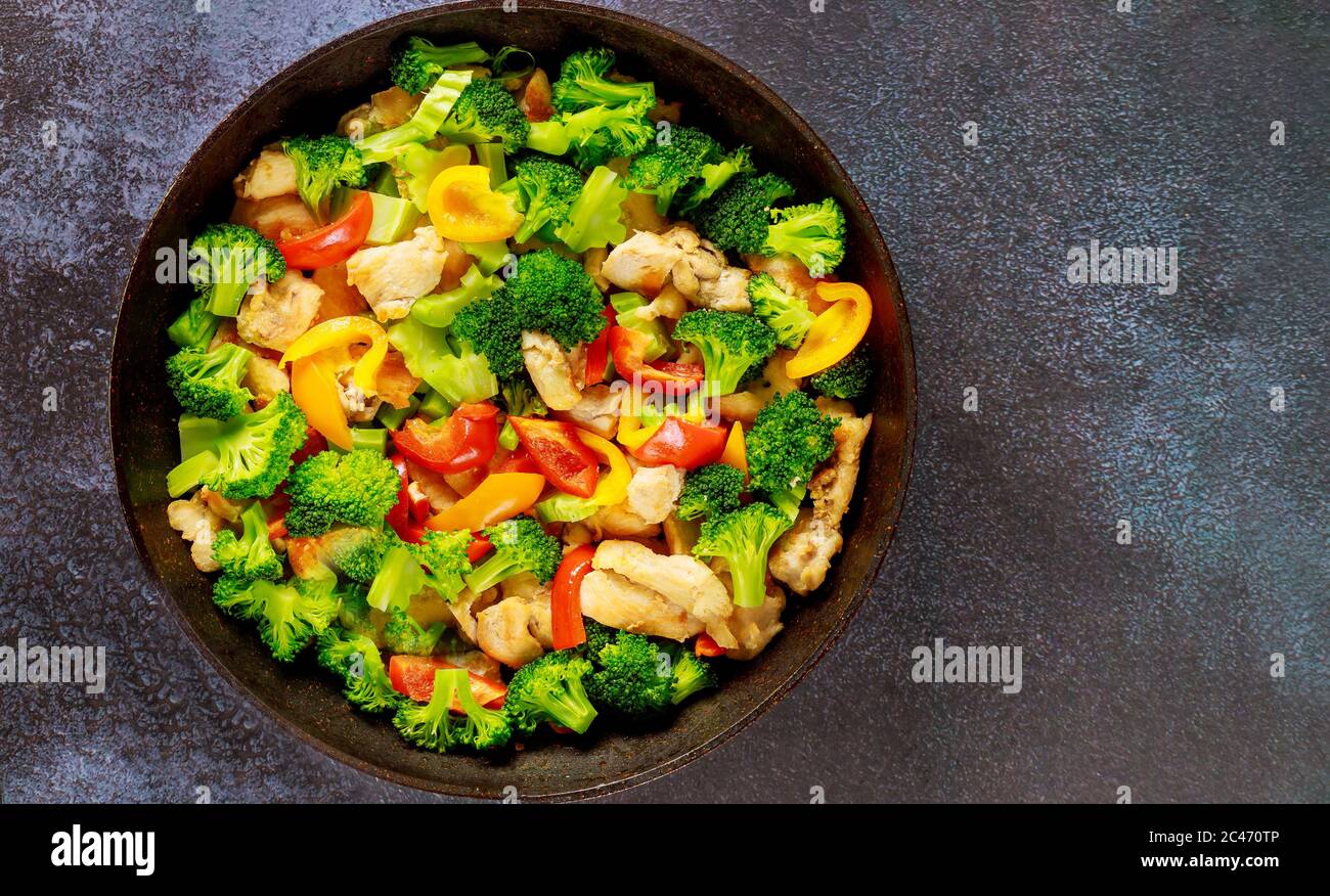Faire sauter avec le poulet, le brocoli et les poivrons. Cuisine chinoise. Vue de dessus. Banque D'Images