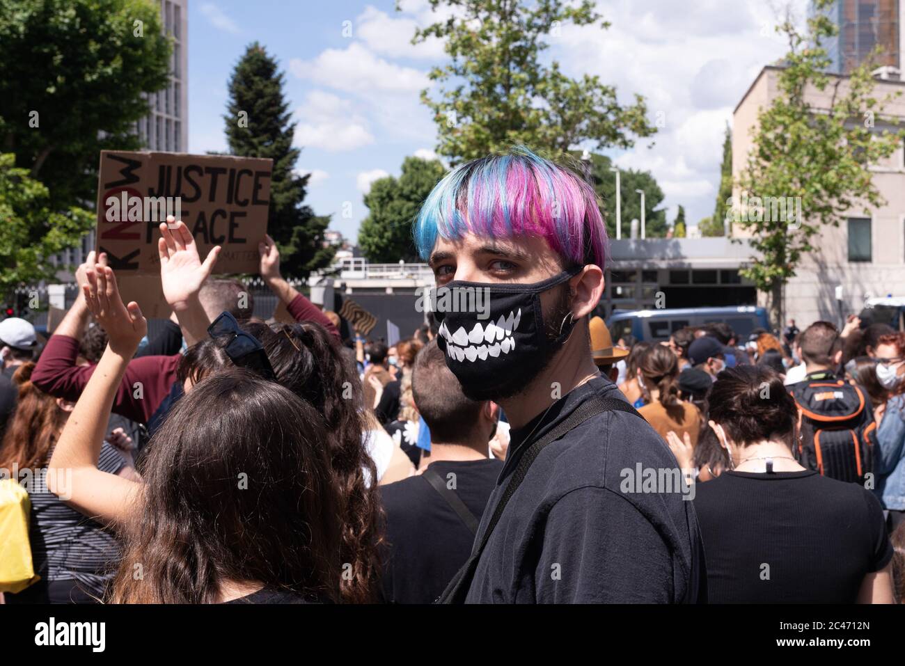 Madrid, Espagne, 7 juin 2020. Un jeune homme aux cheveux bleus et violets debout pour les droits noirs. Il porte un masque fantaisie comme protection COVID Banque D'Images