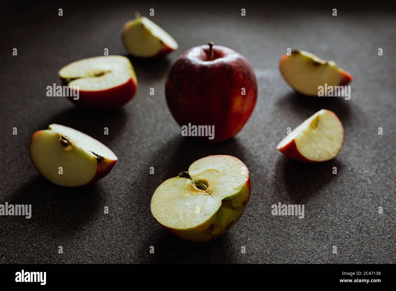 Coupez les pommes sur fond gris, dos lumière naturelle Banque D'Images