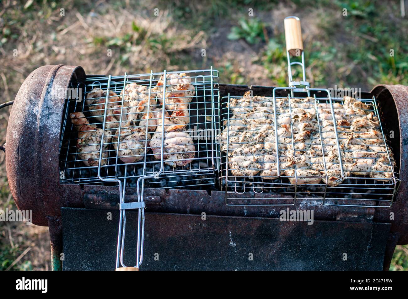 cuisson de la viande crue dans une grille sur le barbecue Banque D'Images
