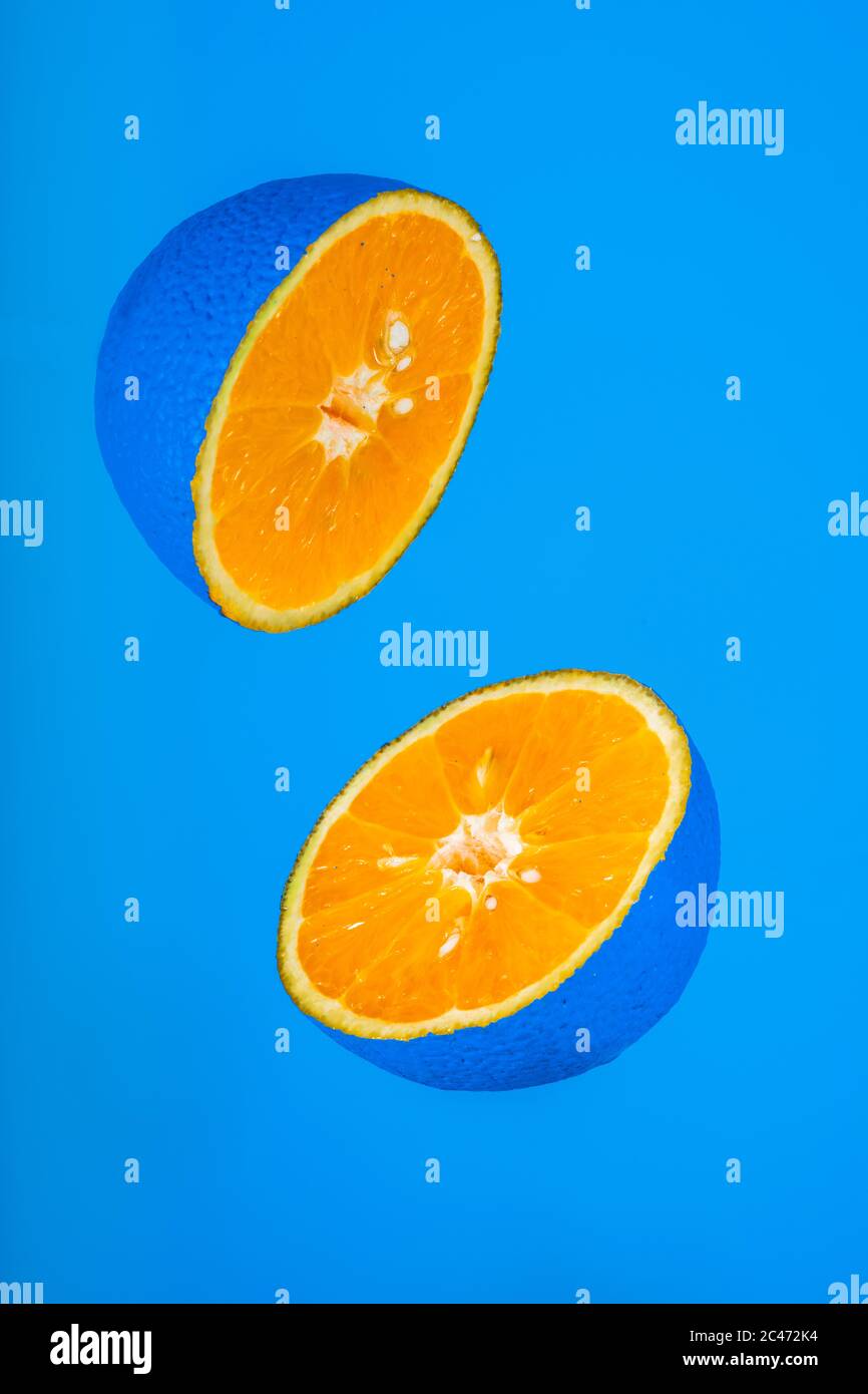 Fruit orange bleu sur fond bleu Banque D'Images