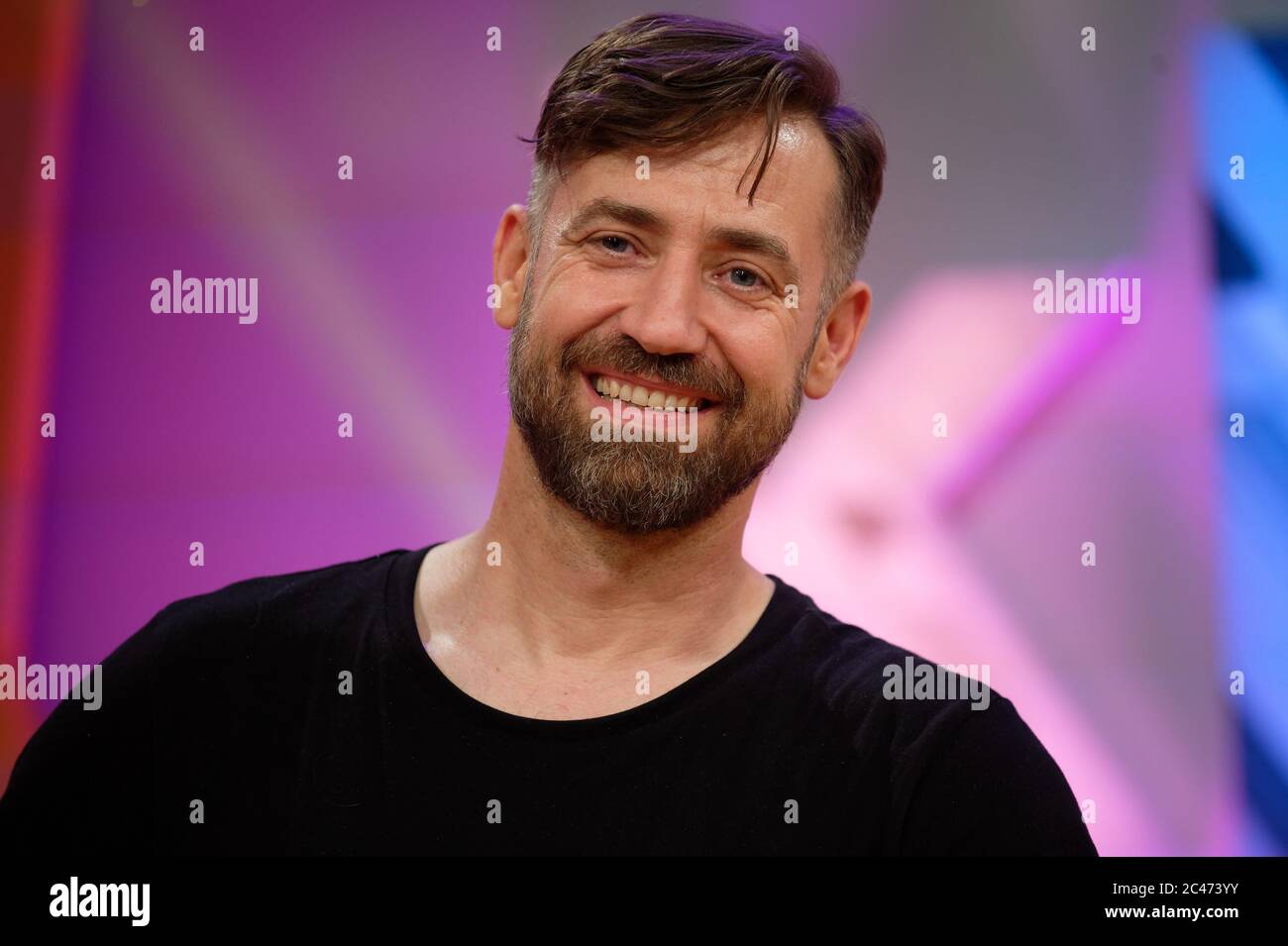 Cologne, Allemagne. 24 juin 2020. Le présentateur Bürger Lars Dietrich est sur le point d'enregistrer dans le studio le programme KIKA "la meilleure classe d'Allemagne". La superfinale du Rat Show sera diffusée le 5 septembre 2020. Credit: Henning Kaiser/dpa/Alay Live News Banque D'Images