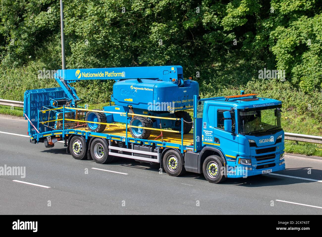 Plateformes nationales de location ; camions de livraison de transport, camion, transport, camion à plateau, transport de véhicule à plateau, porte-bagages, véhicule Scania 2020, rampes élévatrices, chariots élévateurs à cerises, chariots élévateurs à ciseaux, supports pour camions et fourgonnettes. Industrie européenne du transport commercial HGV, M6 à Manchester, Royaume-Uni Banque D'Images