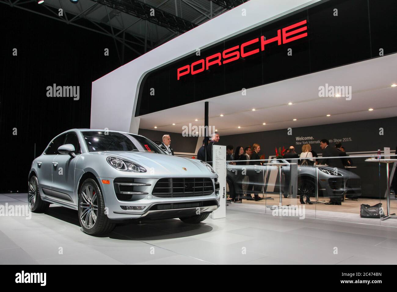 NEW YORK, NY - 1 AVRIL 2015 : exposition Porsche Macan Turbo au salon international de l'auto de New York 2015 Banque D'Images