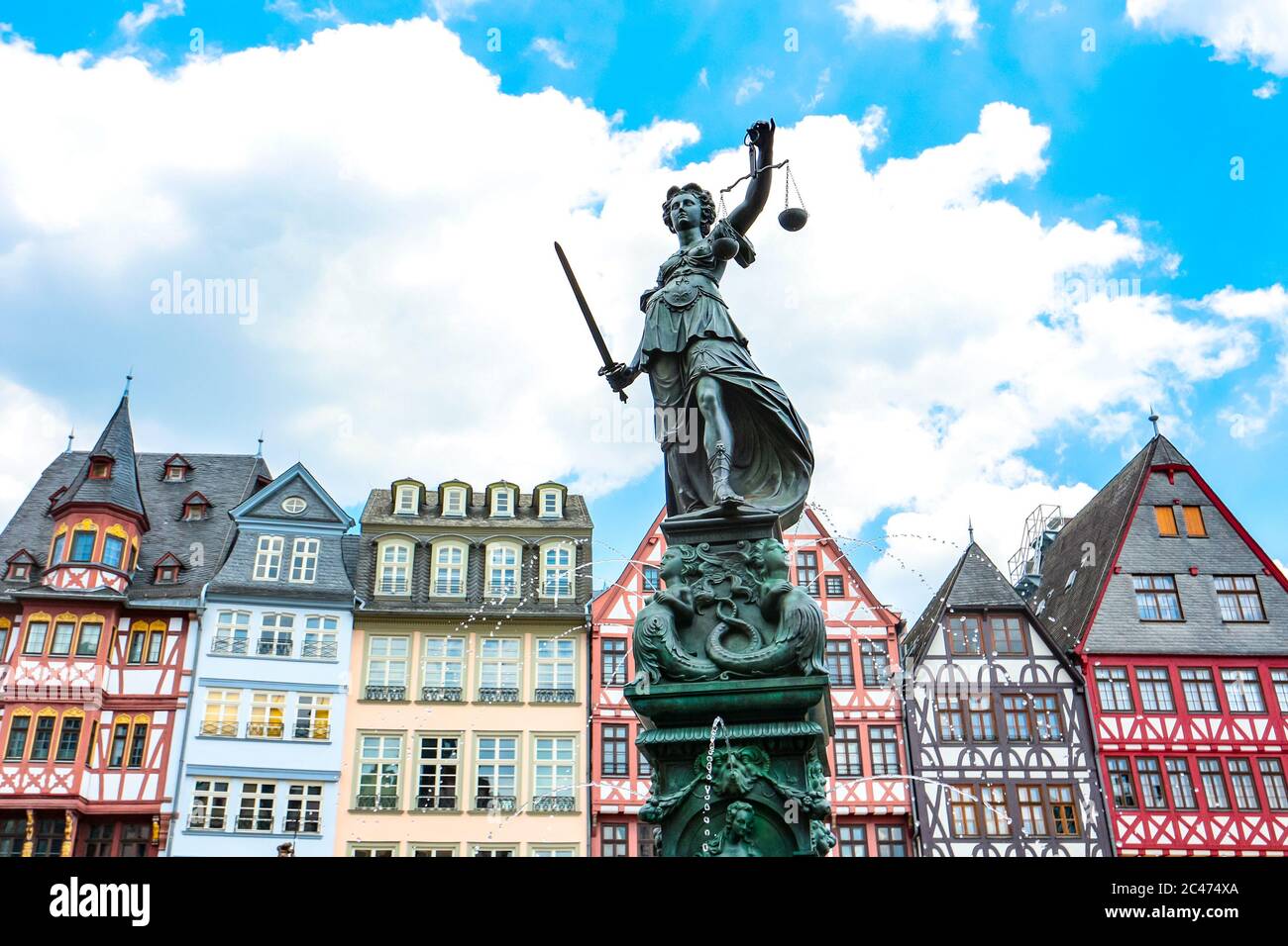 Statue de bronze Justitia à Gerechtigkeitsbrunnen, devant des bâtiments historiques à colombages sur la place Römerberg à Francfort-sur-le-main, en Allemagne. Banque D'Images