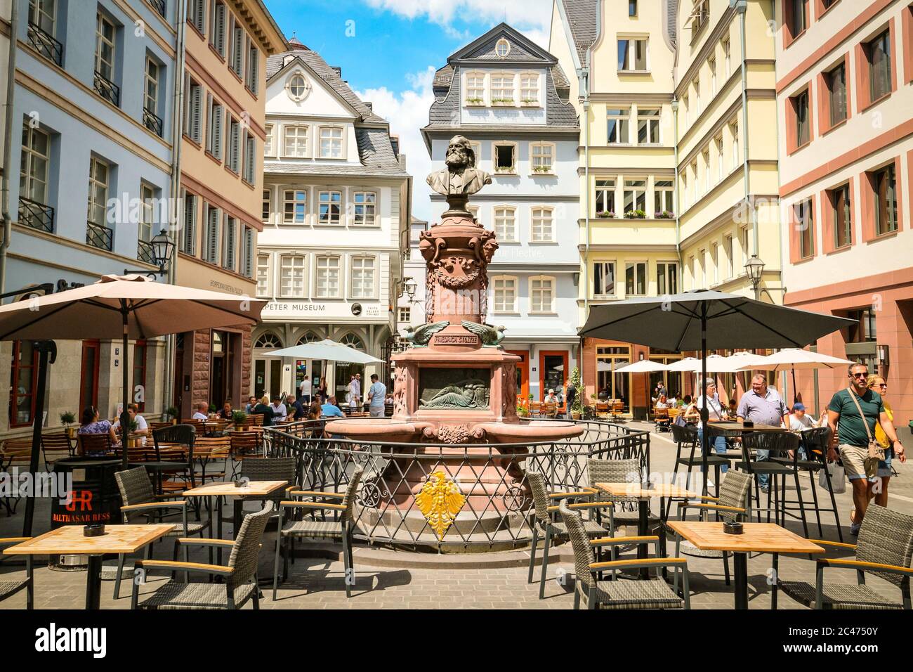 Place Hühnermarkt avec fontaine Stoltze-Brunnen, centre de la nouvelle vieille ville reconstruite de Francfort-sur-le-main, Hesse, Allemagne. Banque D'Images