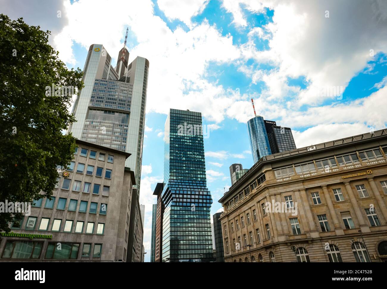 Tour Commerzbank, gratte-ciel Omniturm et tour principale vus de Goetheplatz à Francfort-sur-le-main, Hesse, Allemagne. Banque D'Images