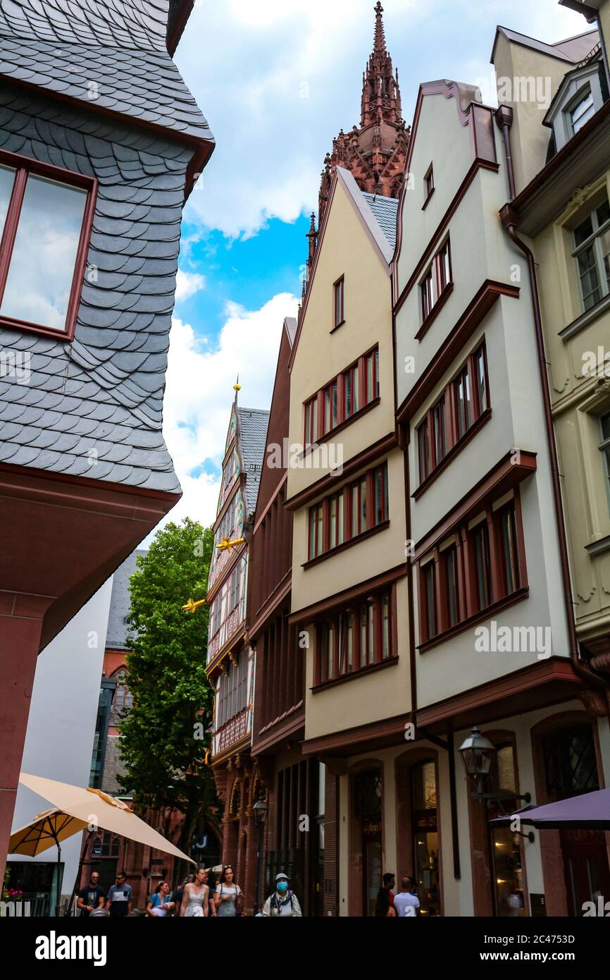 Reconstruction de bâtiments dans la « Nouvelle vieille ville » de Francfort, Allemagne. Krönungsweg avec 'Neues Paradies', 'Goldene Waage' et 'Kleiner Vogelsang'. Banque D'Images