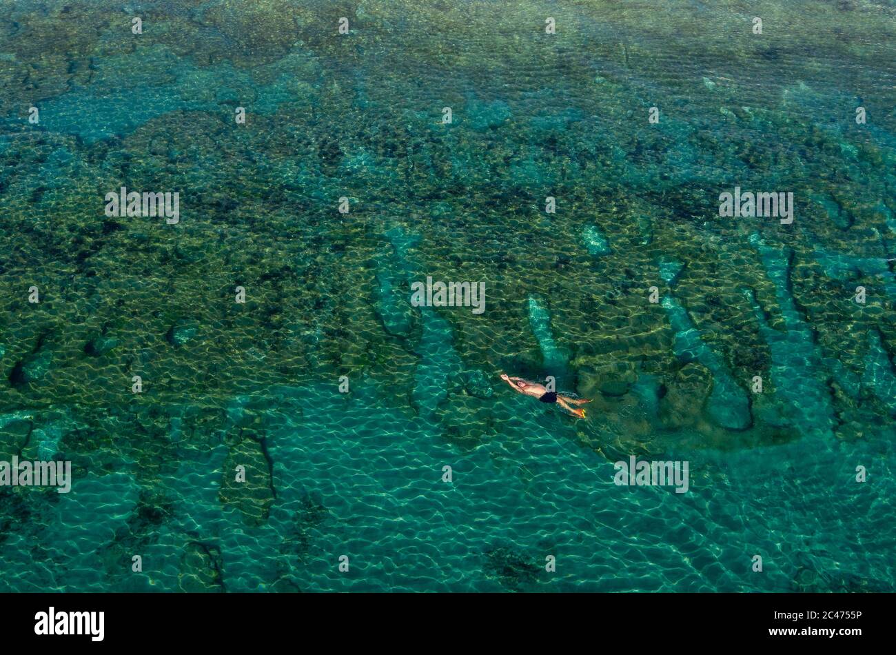 Tequesta, Floride, États-Unis. 24 juin 2020. Un homme flotte sur son dos pendant une matinée à nager dans l'océan. Crédit : Greg Lovett/ZUMA Wire/Alay Live News Banque D'Images