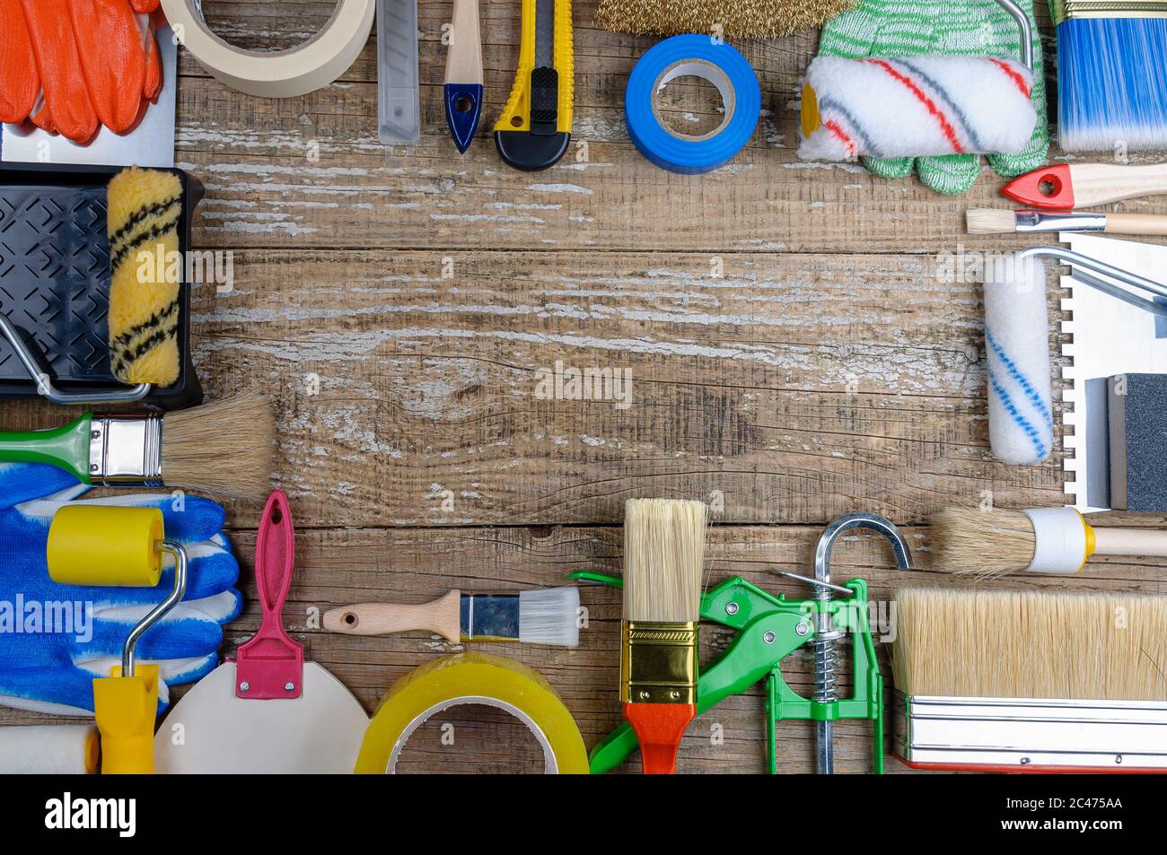 Outil de peintre de maison sur fond en bois.outil de réparation. Banque D'Images