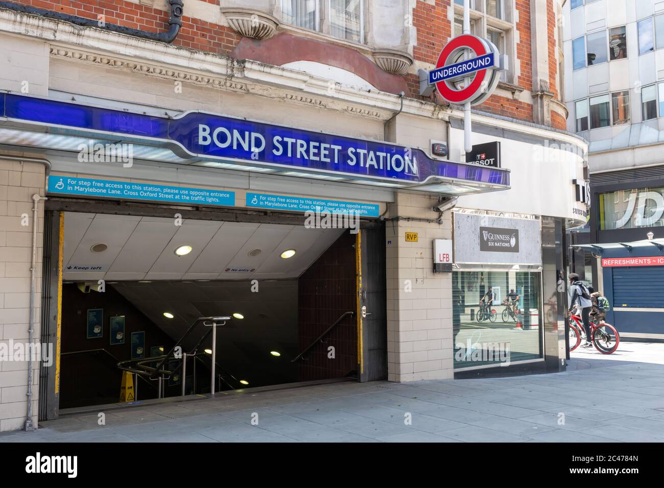 La station de métro London Bond Street est à l'entrée du panneau de métro. Banque D'Images