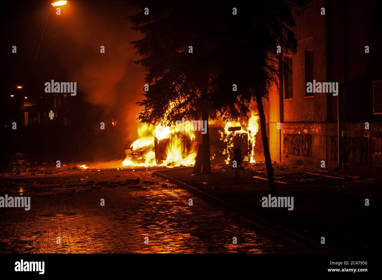 Ternopil, Ukraine - 18.02.2014 - brûlage de voitures de police la nuit Banque D'Images