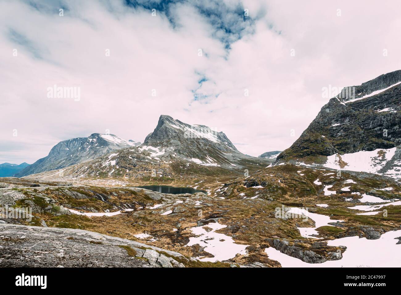 Parc national de Reinheimen, Norvège. Lac Ovstevatnet dans les montagnes Paysage au début de l'été. Chaîne de montagnes dans l'une des plus grandes régions sauvages encore Banque D'Images