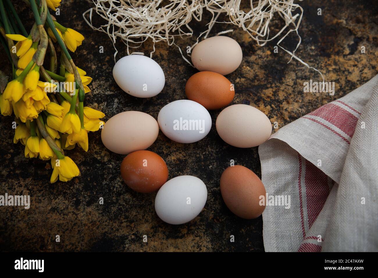 Pommes mûres récoltées dans le verger. Caisse en bois avec des pommes sur le fond du panneau d'écriture. Banque D'Images