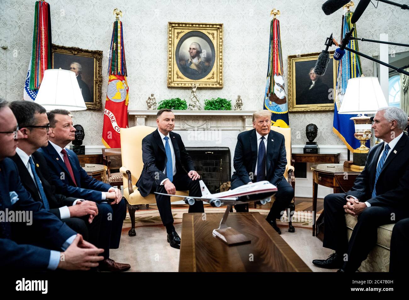 Washington, États-Unis. 24 juin 2020. Le président américain Donald J. Trump (R) rencontre le président polonais Andrzej Duda dans le bureau ovale de la Maison Blanche à Washington, DC, le mercredi 24 juin 2020. Duda, un nationaliste conservateur confronté à une réélection serrée à l'intérieur du pays, est le premier dirigeant étranger à se rendre à la Maison Blanche en plus de trois mois. Photo de piscine par Erin Schaff/UPI crédit: UPI/Alay Live News Banque D'Images