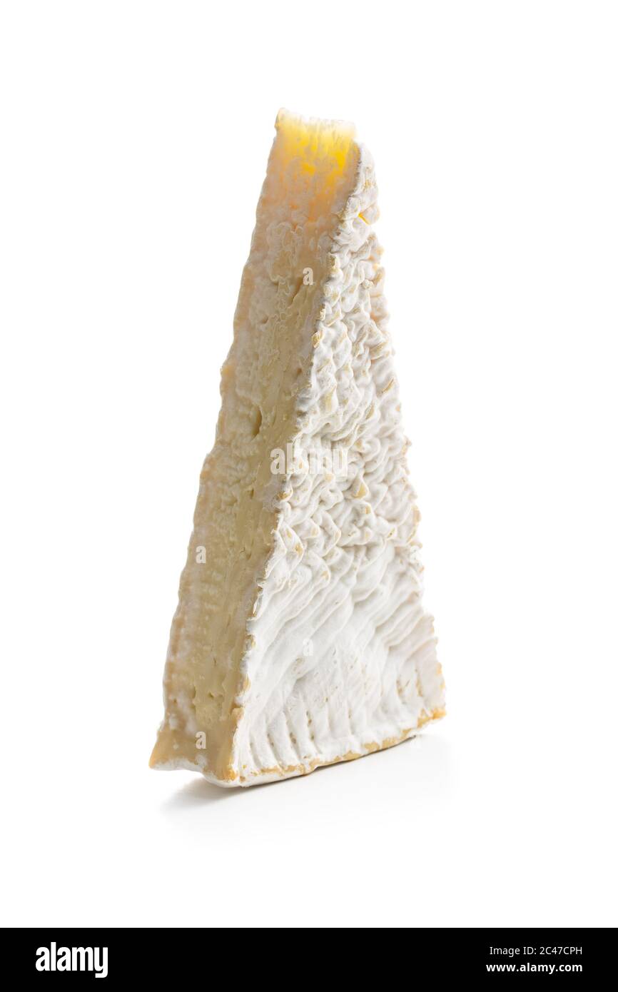 Fromage Brie. Fromage blanc doux avec moule blanc isolé sur fond blanc. Banque D'Images