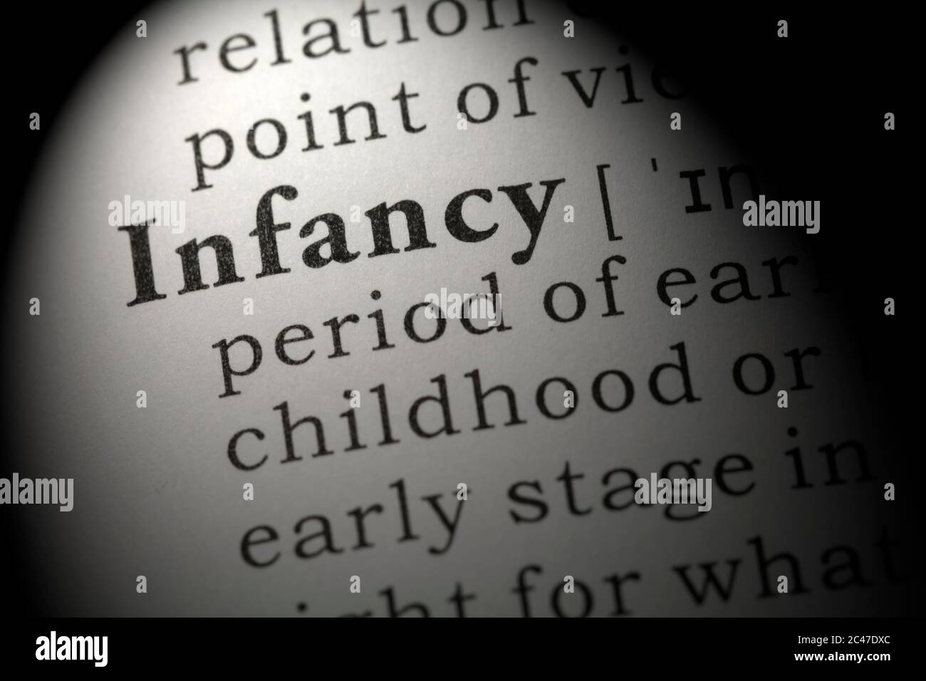 Dictionnaire factice, définition du mot enfance. Banque D'Images