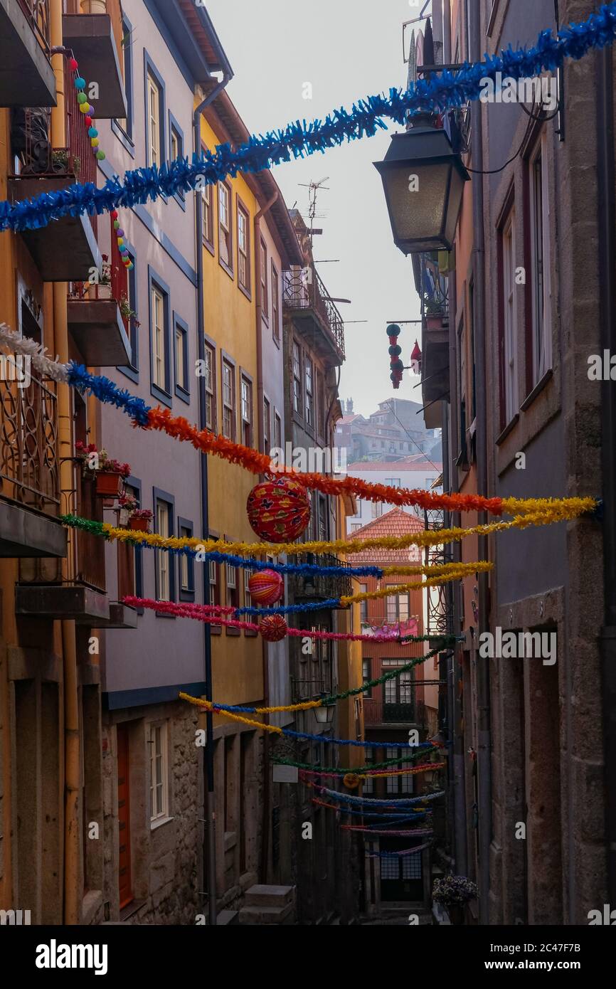 Porto, Portugal - décorations colorées de São João dans une petite allée de pierre de Cobblestone dans le quartier de Sé Banque D'Images
