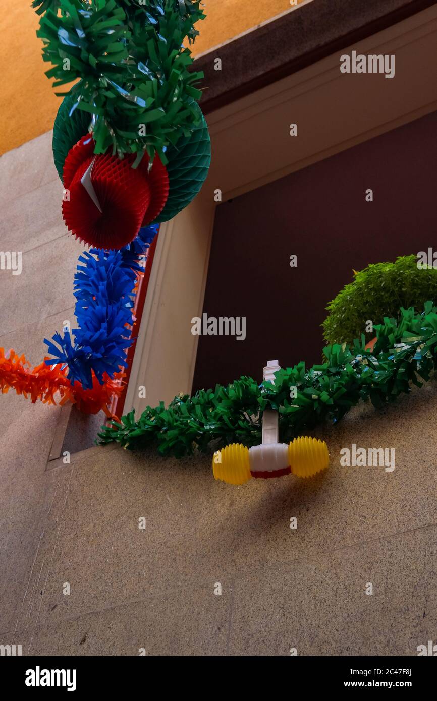 Porto, Portugal - décorations colorées de São João dans une petite allée de pierre de Cobblestone dans le quartier de Sé Banque D'Images