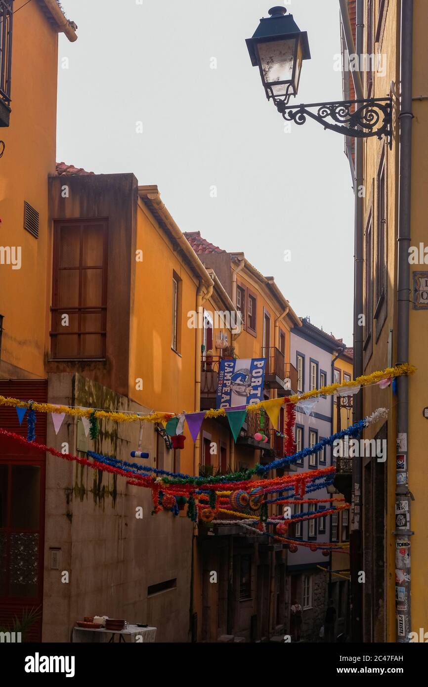 Porto, Portugal - décorations colorées de São João dans une petite allée de pierre de Cobblestone dans le quartier de Sé Banque D'Images