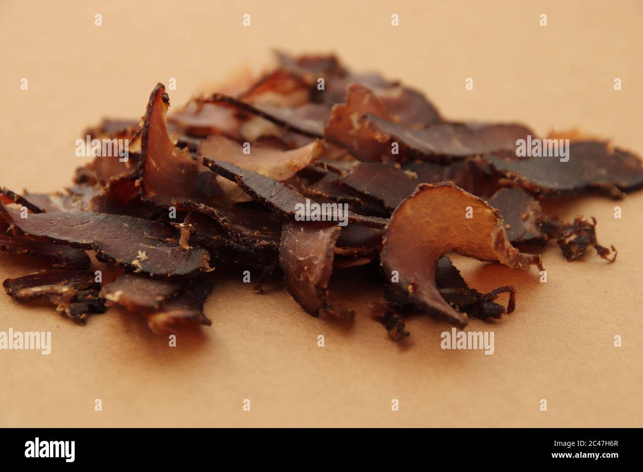 Biltong (viande séchée) sur une planche de bois, c