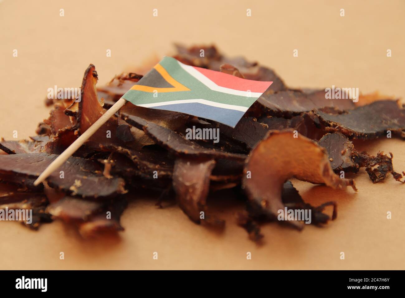 Biltong (viande séchée) sur une planche de bois, c'est une collation alimentaire traditionnelle en Afrique du Sud. Banque D'Images