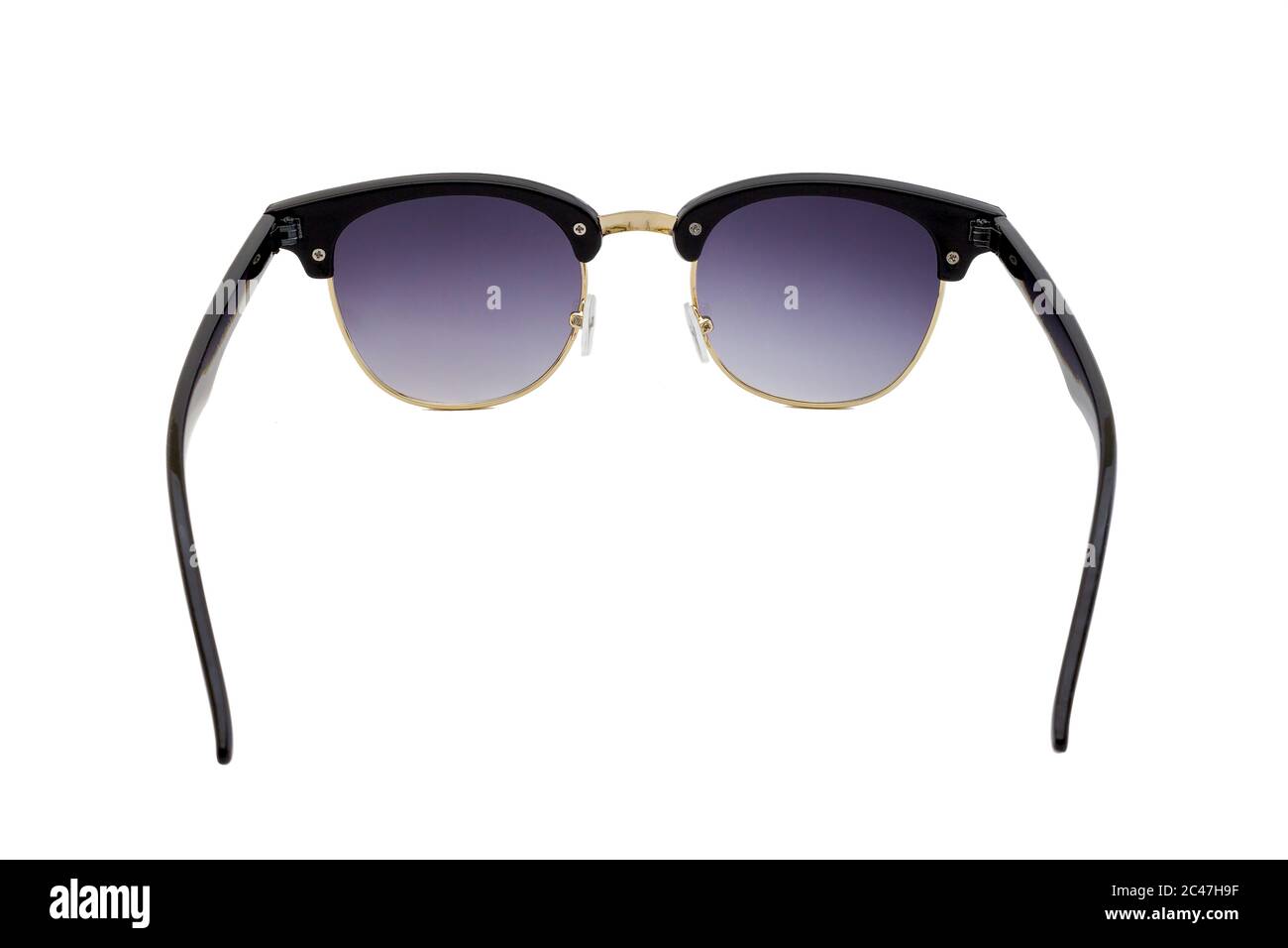 Noir épais cadres plat clubmaster lunettes de soleil avec fond rond or  cadres et clair bleu foncé lentilles isolées sur fond blanc. Vue arrière  Photo Stock - Alamy