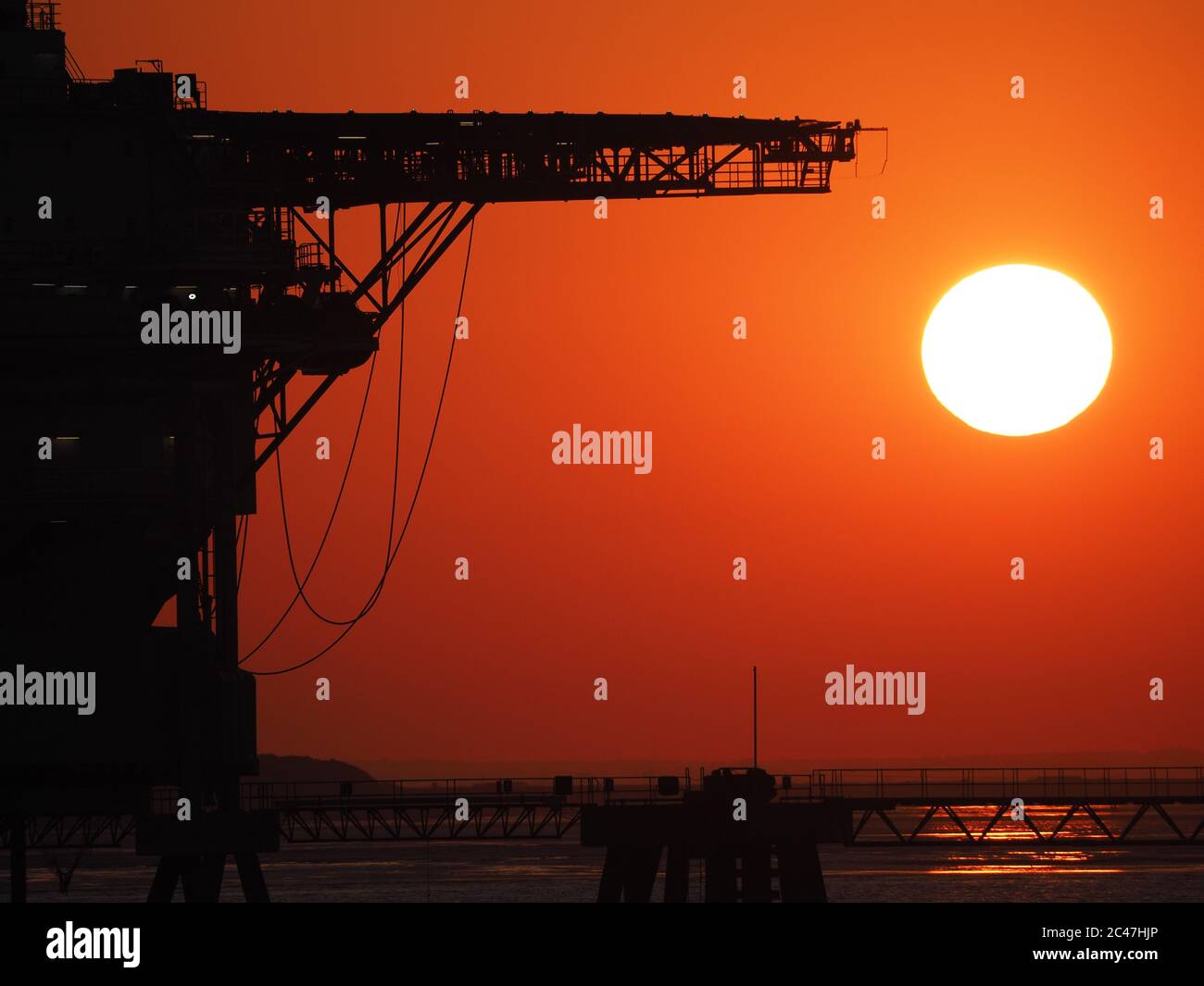 Sheerness, Kent, Royaume-Uni. 24 juin 2020. Météo au Royaume-Uni : un magnifique coucher de soleil dans Sheerness à la fin de la journée chaude. Le pont hélicoptère de l'engin de forage pétrolier préparé Prospector 1 silhoueté. Crédit : James Bell/Alay Live News Banque D'Images