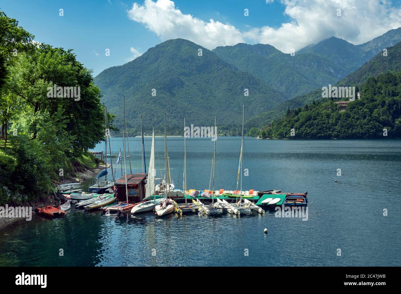Lac Ledro, Lago di Ledro est un lac dans le Trentin, dans le nord de l'Italie. Banque D'Images