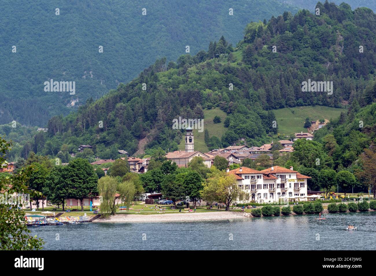 L'Hotel Lidro, Lac Ledro, Lago di Ledro est un lac situé dans le Trentin, dans le nord de l'Italie. Banque D'Images